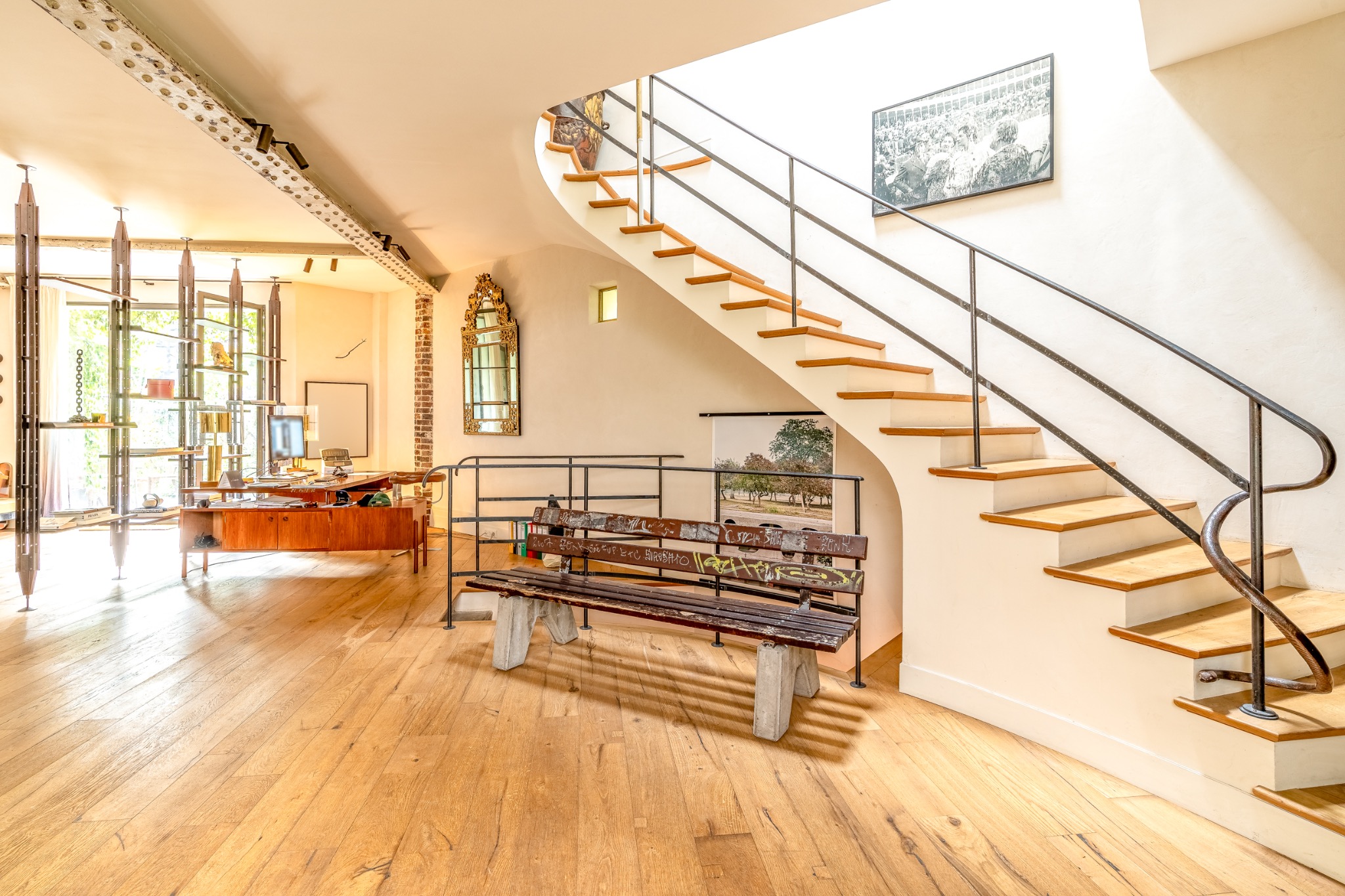 Loft avec escalier architectural