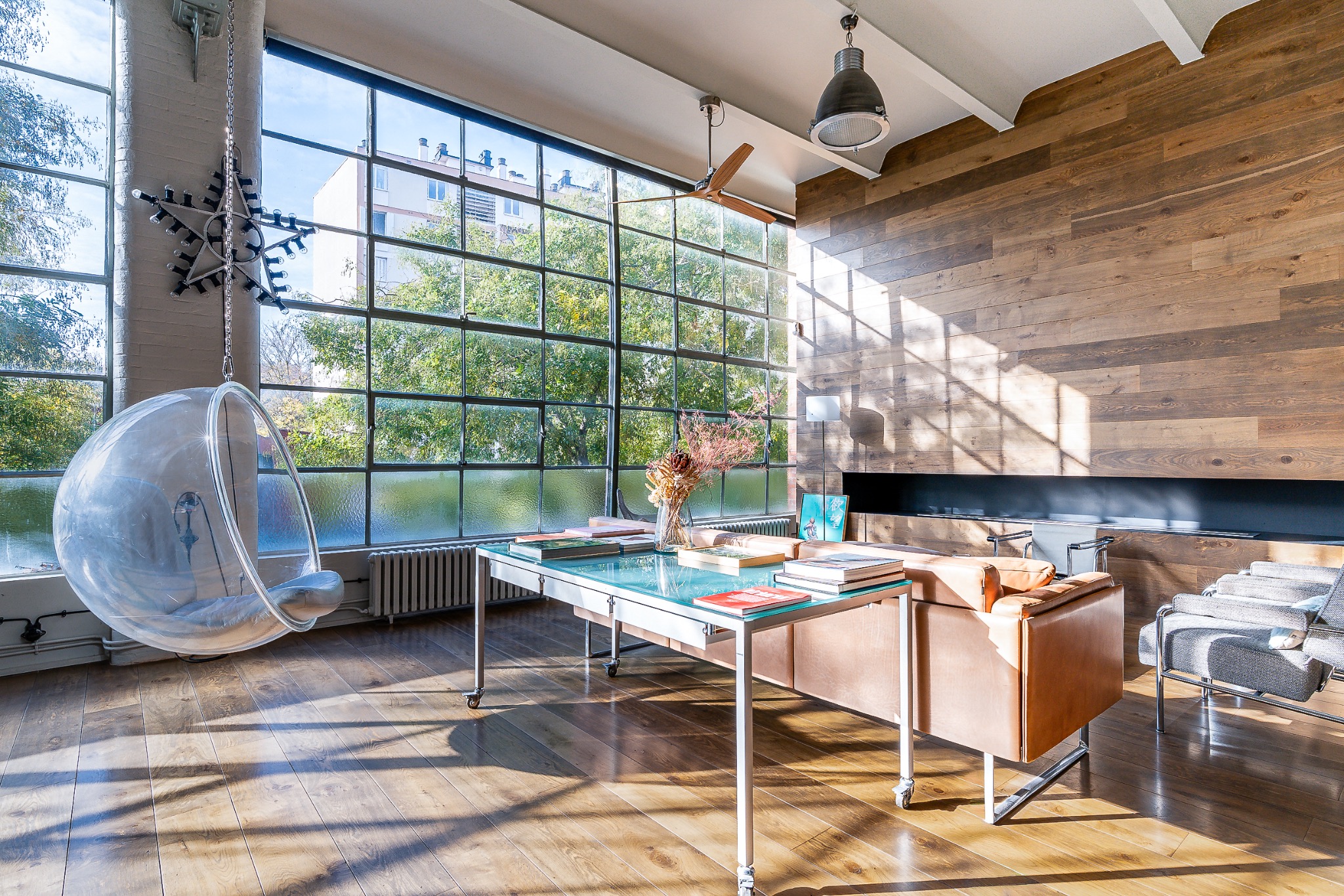 Loft avec grande verrière et bois