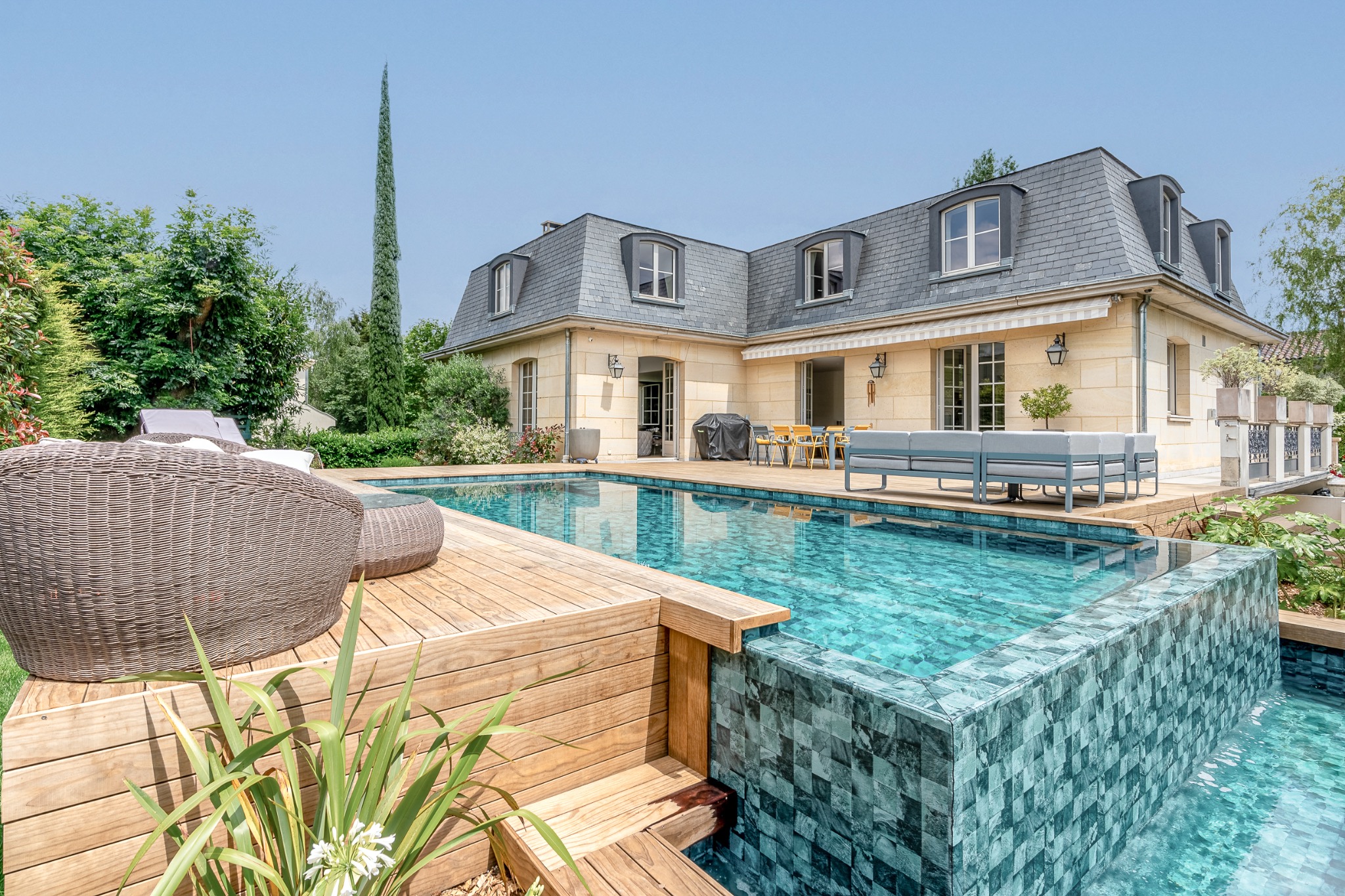 Maison avec piscine extérieure